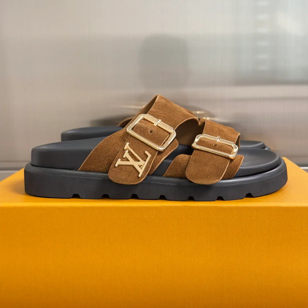Top Version:Couple money. LVLouis Vuitton. LHome. Donkey. Thick Double buttons. Floor Beach shoes. Shoes. LVThis pair of pairs of thick slippers., Metal double button, It's a very good touch.！Dark design, I'm getting taller and comfortable., I'm always wearing clothes or on vacation.. Metal buttons are reconciled, Foot-tailed, Fashionable and practical, It's the high end of the summer. Send a cabinet for fine packaging🛍📦 ▪️Fabulous.: Original customized import of head-level cattle skin ▪️Uchi.: Import soft skin ▪️Shoes under the sole.: Original model rubber bubble material ▪️Bottom: 3CM ▪️Size: Female35-42（40 41 42I'll make sure I don't change it.） ▪️Size: Men39-46（45 46 I'll make sure I don't change it.）