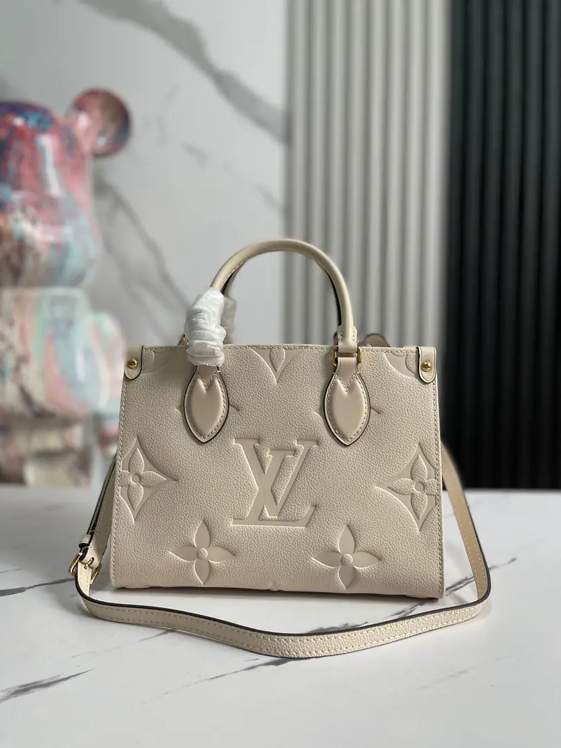 【Top First List It's so exclusive.】M45653White bouquet.M46569 Paragraph OnTheGo Small pocket. Monogram Empreinte Leather., Moderate LV Letters and Monogram Flowers on the tattoo., ♪ And the little square is a real shape ♪. Caught a top-stuffed handle and a disassemble shoulder belt., Decree iPad Mini When the little things are ready.. Detailed features25 x 19 x 11.5centimetres(Length x High x Kuan)