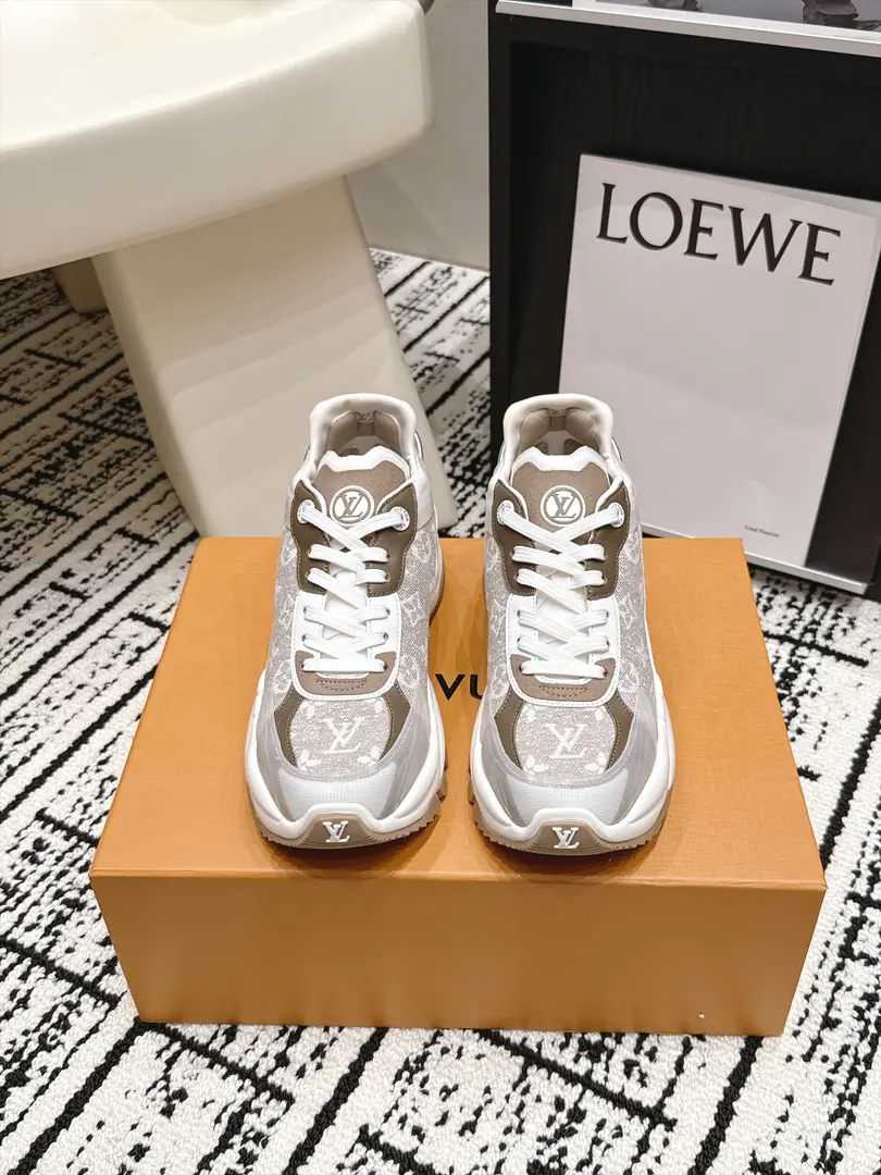 Requisition level #Female Louis Vuitton Run Away 26/New paragraph Leisure sports shoes​​ This is... ​​Louis Vuitton Run Away Sports shoes​​, White net shoes with silver leather., A light blue dot in the shoe tongue and shoelaces., Dark design, Both the tongue and the side of the shoe. LV Circle logo. The whole thing... LV Two years of a hot, old-fashioned shoe.. The shoes are not bad., A few key points. ​​Quite new.​​: White + Silver + The blue color is very good., Summer is a perfect dress.. ​​We're getting thicker.​​: It's a certain increase., But it's not that big a deal., It's natural to wear it everyday.. ​​I'm gonna get some air.​​: It's not boring in summer., Comfort is good in the same price.. ​​More colours​​: Except for this white blue color., And black and white., Pink, Full white waiting for multiple colours. Size: 35-39（40.41I'll make sure I don't change it.）