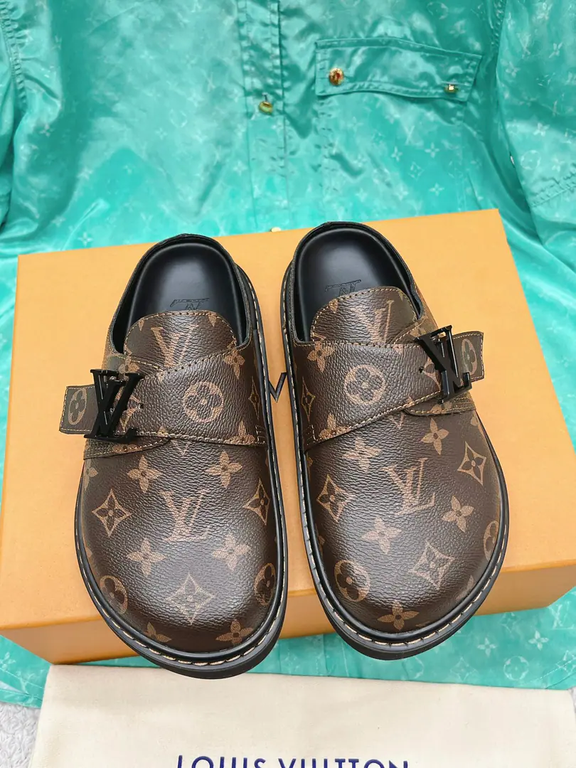 🐼 Female size Men 《Unique top version》 Louis VuittonLouis Vuitton. LvThe slipper. 2023Spring and summer's latest boom series.……【The couple's colored and the flowers are drowsing.】 High-level lazyness., I'm not tired of watching., Fashion Fill！The details are felt in your heart. ❶Fabulous.:Original Open VC➕Press FlowersLoGoProcesso ❷Uchi.:Lamb skin. ❸Bottom:Original Open UBubbles ❹Otsumi!:Original Open U➕ VCnegative combination ❺Codes:Female size35-40（40Custom）. Men38-45（45Custom）