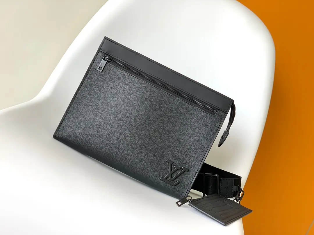 M59329 Top First List New Messenger Voyage The old bag used to be a modularist to rephrase Louis Witten. Pochette Voyage A classic design with a handbag.. Aerogram Leather is a thin shape., Metal mix LV Letter. The detachable medallion of the shoulder belt can be used as a card., Easy to keep the payout.. 28.0 x 21.0 x 6.0 centimetres (Long x High x Kuan) • • Aerogram Cow leather. • The leather side of the cow. • Built liner • Metal • Metal LV Marking • - We're going to pull the chain. • Main Layer • - The front pocket. • Double bag. • Disable customizes the medals for zippers. • The shoulder belt is all right. D Circle • Shoulder belt.: Undismantable, Adjustable • Half a band.: 43.0 centimetres • Half a length of the belt can be moved.: 73.0 centimetres