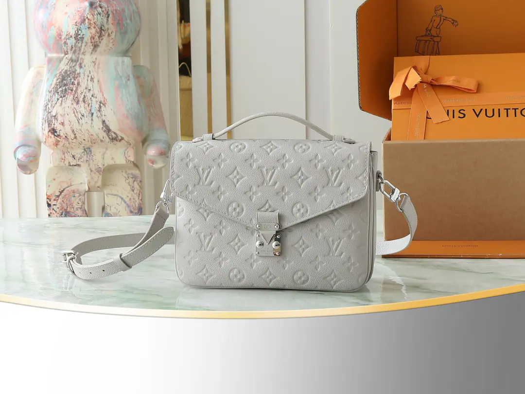 【Top First List It's so exclusive.】M13481Fog Pochette Métis The bag is in the bag, and the design is a classic school backpack. Soft. Monogram Empreinte Leather shapes tight and flexible. There's plenty of room to hide it. S-lock The locks were inspired by brand-style hardboxes. We'll match the top of fashion handles with a strap. Shoulder or slash Different functions, Dimensions: 25x19x7cm