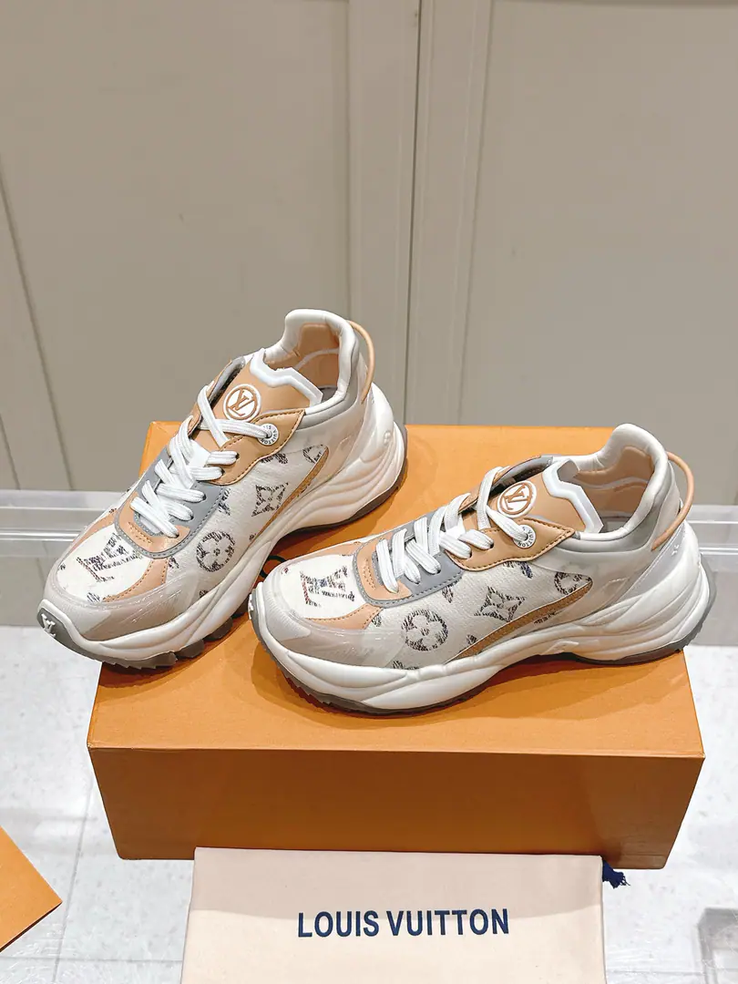 🏧𝐋𝐕Louis Vuitton.LDonkey. Explosive.RUN 55 Couples' sneakers. Network Flowers. Four leaf grass. Leisure SneakerRun-shoes. Dad's shoes.. Original procurement development Make the goods. Paragraph Run 55 The sneakers return to the new season., ♪ Putting together technology and leather ♪, Accomplishment-friendly urban configuration. Sides a little different. Monogram Flower pattern. The inspiration to re-exploit classic running shoes with a thick rubber bottom., To be comfortable and bounce back.. Fabulous.: Original custom-made imported cattle leather material Uchi.: In a high-pressure air-discharge network. Otsumi!: I'm the only one who's got a role model.TPU+PUBottom of Group Couple money.35-45
