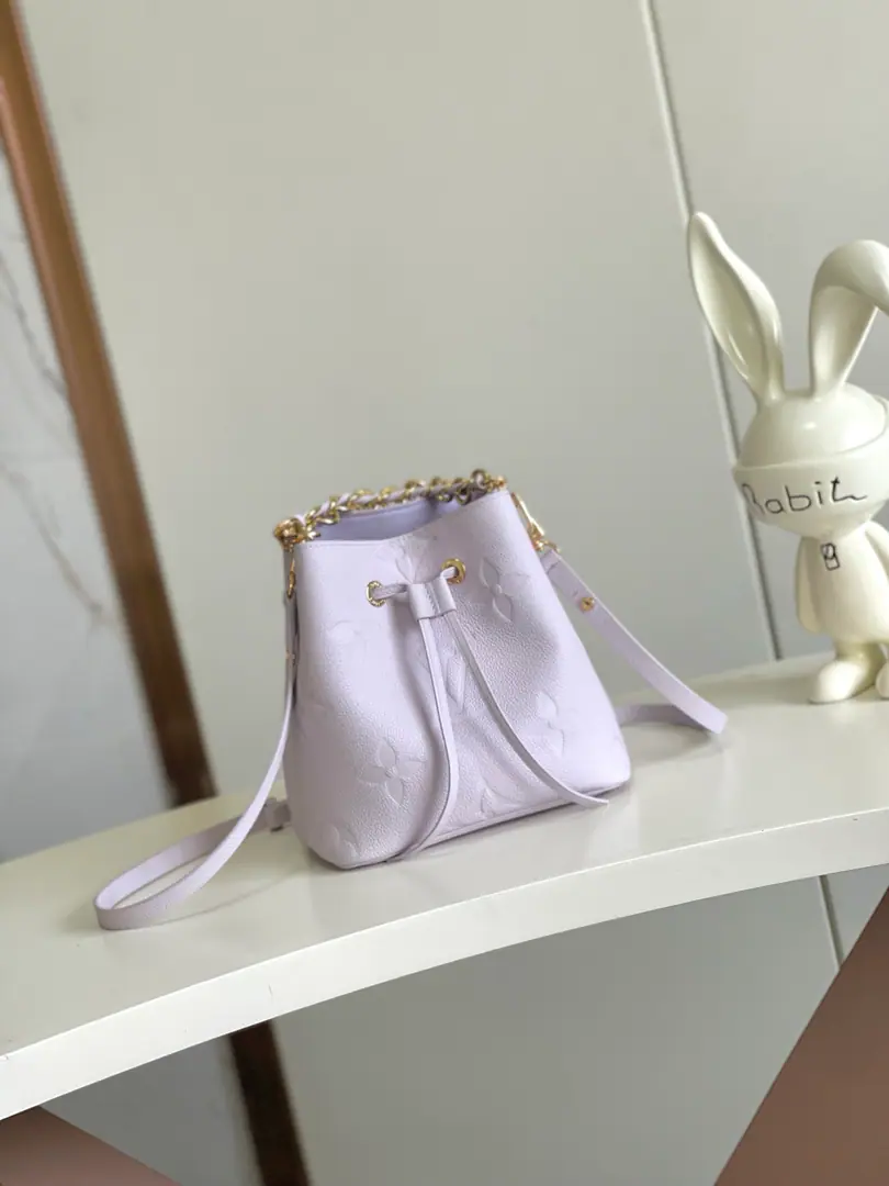 【Outside Haiwon‬Single A home of the truth.‬Shoot.】【NÉONOÉ BB Handbag.】 m25675 Purple Paragraph Néonoé BB The bag is in the Qing-A-Ping position. Dream Series, Yes. Monogram Empreinte Leather is in the dream pink colored., And weave the chains to be fun.. The wide-open configuration has a inside bag., Flexible to switch multiple back-to-back modes. Dimensions: 20 x 13 x 20 centimetres (High x Kuan x Length)