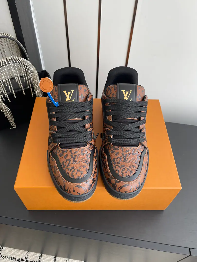 🏧𝐋𝐕 𝐓𝐫𝐚𝐢𝐧𝐞𝐫Louis Vuitton. Sports shoes Skis. Couple money.👫 Original procurement development Make the goods. ParagraphLV Trainer The sneakers are chosen to use cattle leather to shape the face of the shoes., It takes hours of heart sewn to complete.. Classic from Virgil Abloh The hand., Showing inspiration from the ancient basketball shoes. Fashion original custom-made head-decked cow skin The original inside is custom-made in the air network. Original Open-Screen Double ColourTPUGroup Bottom Codes: 35-44