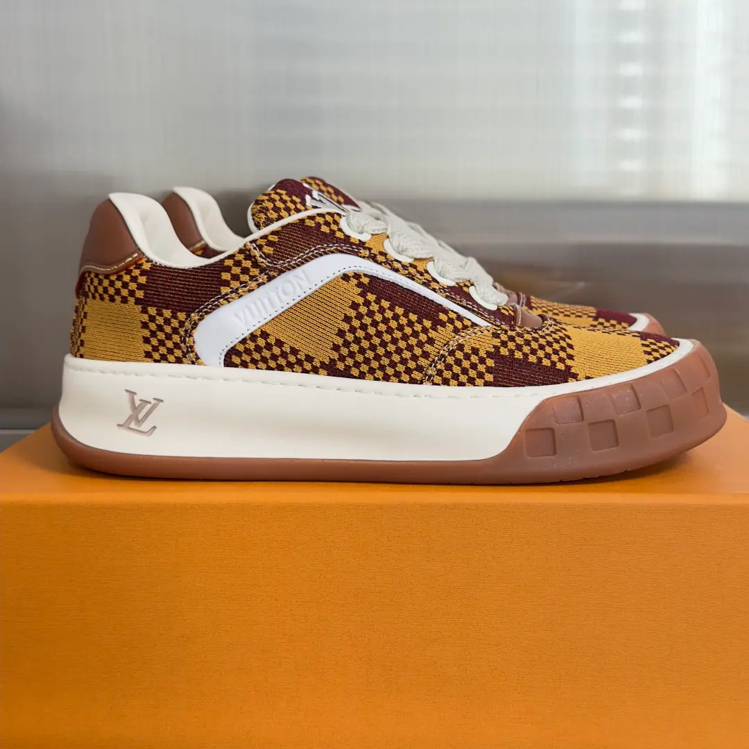 Top Version: Men LV Louis Vuitton. LHome. Donkey.TiltedSeries Showtime. Thick Leisure Couple money. Sports shoes Skis. Inspired by the... 2000 The ancient contours of the ages., LV Tilted It's a classic low-life man's sneakers.. It's a name that's a little slanted on the shoe tongue. LV Embroidation markings. The widebanded shoelaces are visible in proportion to the thick rubber plastics., Shoeheads. Damier Chessboard Ripples and Extradients Monogram Flower extension logo design language. This version is based on soft, fury cow leather., Leather shoes eye blades show the heart of brandsmen. The counter is beautiful.🛍📦 ▪️ Fabulous.: Original customized head-level cattle skin ▪️ Uchi.: The original is in soft sheep. ▪️ Shoes under the sole.: A unique model of a smooth rubber material. ▪️ Bottom: 3.5CM ▪️ Size: Men39-45（45Custom