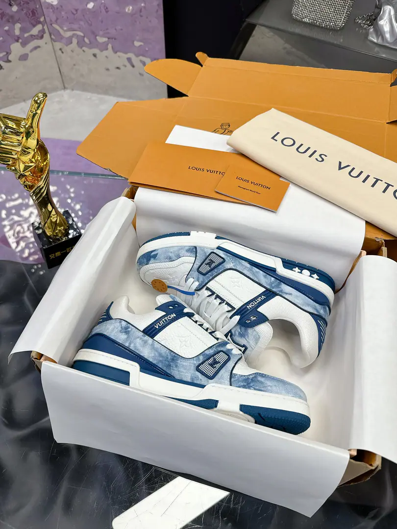 Plant（Couples' money.） 2025Official new colour Water wash with double-colour cowboys with head-deep cow skin. Original development Quality out. Welcome to the comparison. ❥❥❥❥❥❥LVShoes Series LV Trainer MaxiThe sneakers bring in the loose contour of the dress series.VirgilAblohIn the pen.LVTrainerSports shoe design, Spring and summer boys show.. The skin of the cow and the face of the skin, the fabric and the laces., And with a bunch of beads, you can see the classics.. LVLetters with shoe tongues, MonogramFlowers are outside.. Mixed Materials It's made of top-deep cow skin., Import custom-made cowboy cloth packages, Coarse shoe tie-tape design, Sideband Monogram Big stamp., Shoe tongue and back heel.”lv 54“Emblems., There's a rubber coat. Monogram Flowers., The cotton in the web., Comfortableness is as great as ever., The legacy of the good., Quality is paramount., Worth it.！ Codes: Women35-40Men39-45（46I'll make sure I don't change it.） ♡Full package with original gift box