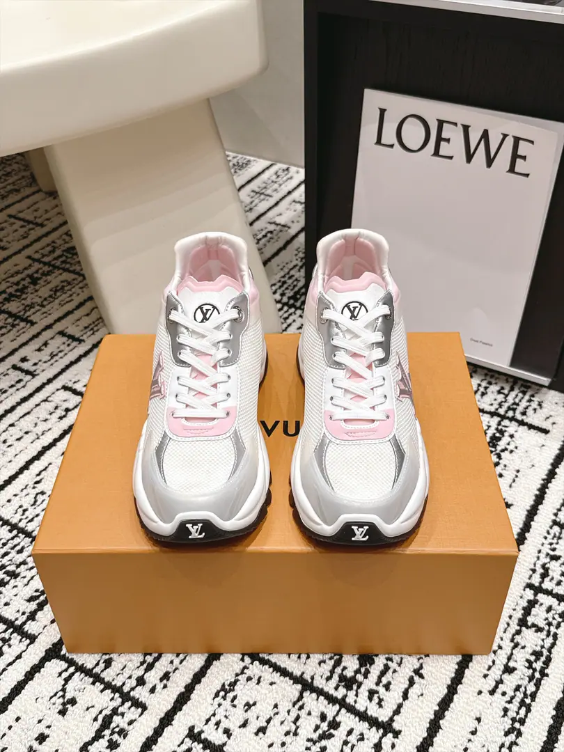 Requisition level #Female Louis Vuitton Run Away 26/New paragraph Leisure sports shoes​​ This is... ​​Louis Vuitton Run Away Sports shoes​​, White net shoes with silver leather., A light blue dot in the shoe tongue and shoelaces., Dark design, Both the tongue and the side of the shoe. LV Circle logo. The whole thing... LV Two years of a hot, old-fashioned shoe.. The shoes are not bad., A few key points. ​​Quite new.​​: White + Silver + The blue color is very good., Summer is a perfect dress.. ​​We're getting thicker.​​: It's a certain increase., But it's not that big a deal., It's natural to wear it everyday.. ​​I'm gonna get some air.​​: It's not boring in summer., Comfort is good in the same price.. ​​More colours​​: Except for this white blue color., And black and white., Pink, Full white waiting for multiple colours. Size: 35-39（40.41I'll make sure I don't change it.）