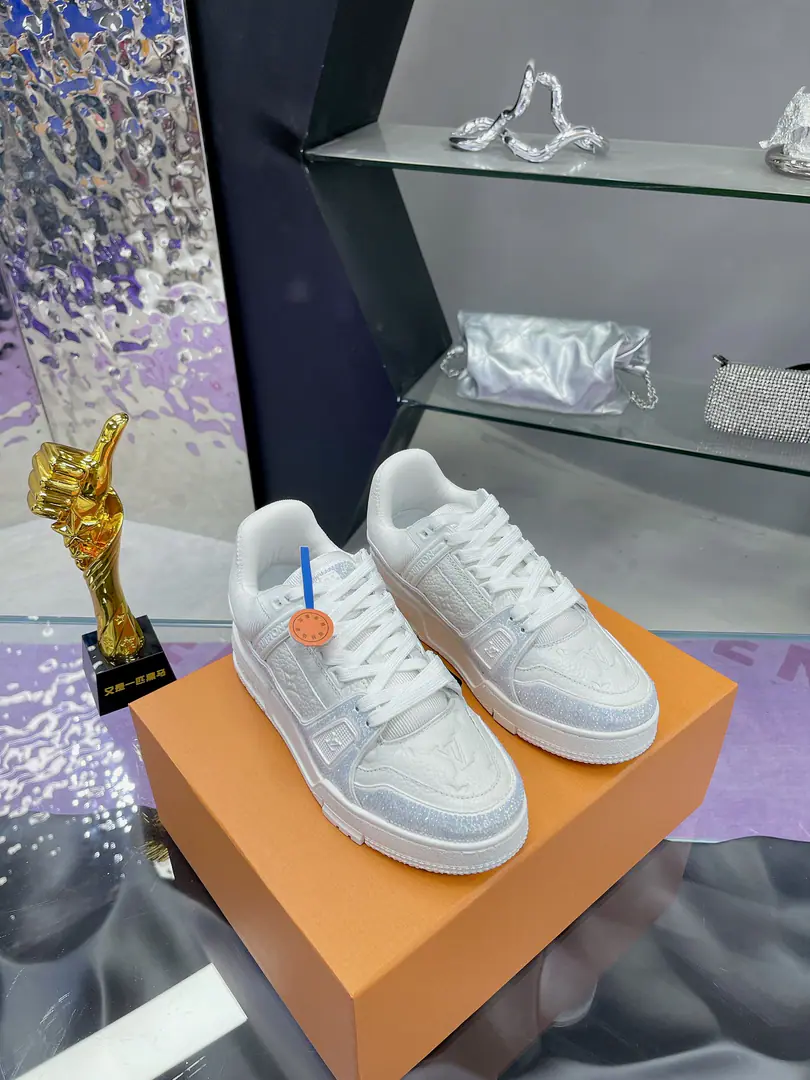 Plant LvNew Colour The drill won't drop.（Drilling.） Original development Quality out. Welcome to the comparison. ❥❥❥❥❥❥LVShoes Series LV Trainer MaxiThe sneakers bring in the loose contour of the dress series.VirgilAblohIn the pen.LVTrainerSports shoe design, The skin of the cow and the face of the skin, the fabric and the laces., And with a bunch of beads, you can see the classics.. LVLetters with shoe tongues, MonogramFlowers are outside.. Mixed Materials It's made of top-deep cow skin., Import custom-made cowboy cloth packages, Coarse shoe tie-tape design, Sideband Monogram Big stamp., Shoe tongue and back heel.”lv 54“Emblems., There's a rubber coat. Monogram Flowers., The cotton in the web., Comfortableness is as great as ever., The legacy of the good., Quality is paramount., Worth it.！ Codes: Female35-40 Men39-44（45I'll make sure I don't change it.） ♡Full package with original gift box