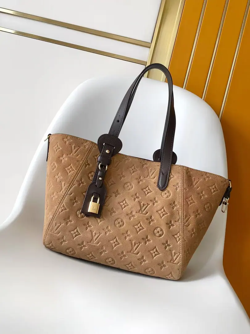 M29836Paragraph All In One The little handbag came from Back to School Series, Leather pressure stamp. Monogram Pattern, It's a pair of corral-coloured cow leather., I'm just trying to get into the new season.. Classic LV Lock and nameplate rich details, I'll take the small stuff in the bag.. 40 x 22 x 15 centimetres (Length x High x Kuan)00800