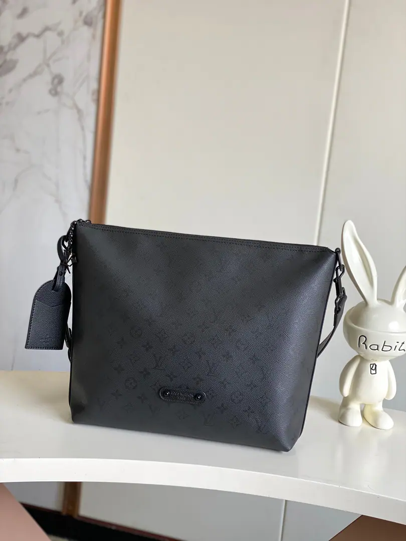 【Outside Haiwon‬Single A home of the truth.‬Shoot.】M27856 Half Steel Chip Paragraph Vagabond Hobo The bag is... Monogram Midnight The canvas is tied to the leather of the same colored cow.. A contours and functional consideration that fit closely into the shape. Reconciled shoulder belts achieve shoulder slanting over shape. The wide inside is beamed by the dumb zipper., The zipper bag is easy to store with the personal effects.. Dimensions: 30 x 8.5 x 39