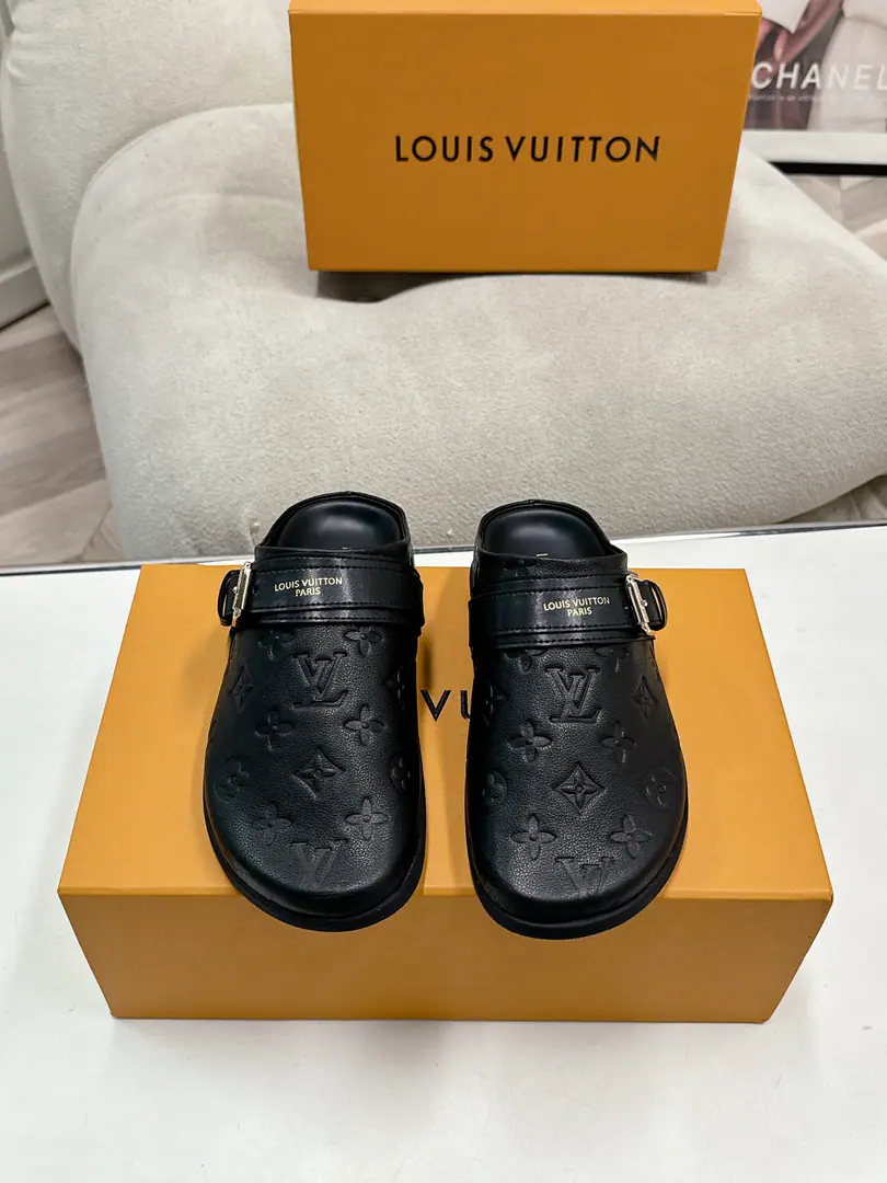LV TO-GO COMFORT Louis Wittenberger, wraps his head on shoes.‼️ Fashion is a regular thing. Half-drawn. LV To-Go Comfort Cool tow.Monogram The canvas., It's a comfort and a stale experience.. The modifiable shoelaces with Louis Vuitton markings., Light rubber exterior quoteIVArchlightThe wave shape of the sneakers.. • Monogram The canvas. •A couple of buttons. •Louis Vuitton Elements • Rough shoes. • Rubber, The bottom of the shoe is in the tweezers. Monogram Flowers. Codes: 35-41（41Make a reservation or not.）