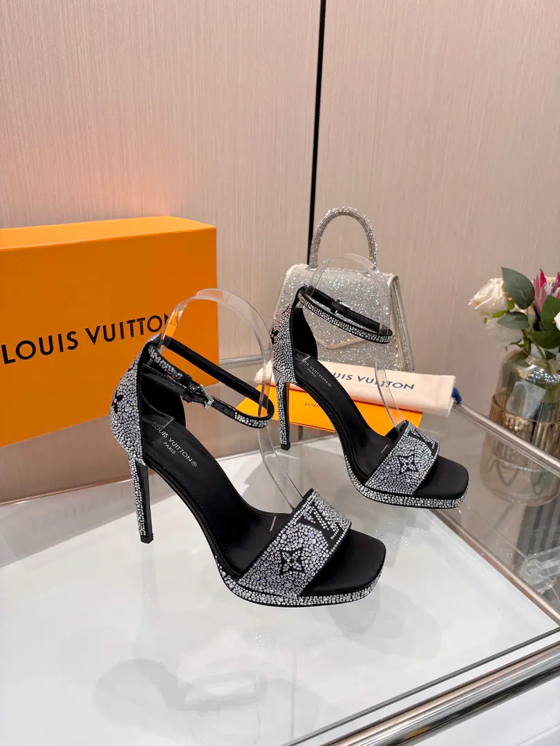 Plant price Requisition level】, Louis Vuitton 2026The official spring and summer series.！Perfect., New heels.🆕, Synchronise update of the network Lv- The drill.“logo”With a little bit, Shoe-face ironing rig., The details are full., The effect visual feast.💯It's hard to hide.lvThe grace is just fine., The upper foot is comfortable., Women are so good.. New original inverted, model, Extreme1:1shape, You're a good worker., Importing high-end fabrics shows a sense of precision.！ Fabulous.: Importing silk cloths Uchi.: Quality sheep skin. Foot.: Jelly., Italy is a big-ass country. 11- The squares./1.5A cubic water table covered with face skin Codes: 34-41（34.40, 41, Customize or not change） ​