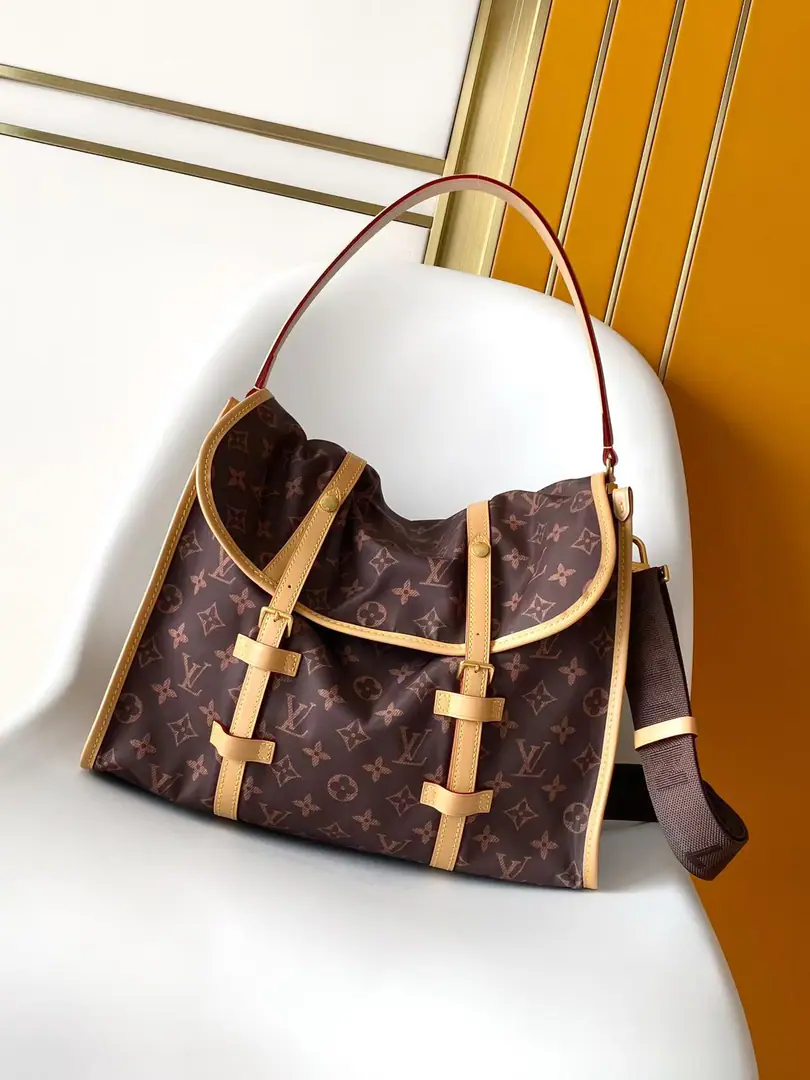 Top First ListM2A This one.Jet Lag BagUseLouis Vuitton Silk TechProduction, It's made of innovative technology that combines silk with regenerative nylon., ♪ The quality is so soft and soft ♪. The broad main compartments can accommodate the daily necessities., And there's a dedicated space for laptops.. The bag design is a lot different., Get the top handles ready for hand-held., And with a strap that can adjust the length of the shoulder. Dimensions: 34.5 x 26 x 13CM (Length x Height x Wide) MonogramPattern Louis Vuitton Silk Tech (51% Skye.49% Reborn nylons.) By the natural cortex of cattle. In the tear-proof shirt. Gold Metal Properties Main compartment with a button design Placeable14Inches of laptops Inline zippers. Shoulder belt.: Dismantled, Adjustable Vertical height of shoulderband: 33.0 centimetres Maximum vertical height of shoulderband: 58.0 centimetres Hand handle.: Single handle., Dismantled