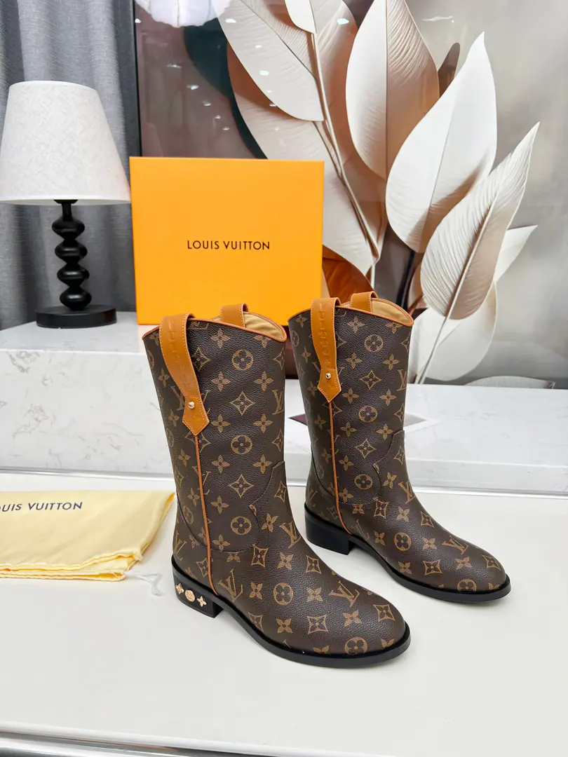 🌹🌹🌹Louis VuittonLouis Vuitton.2026Autumn and winter upgrades. High-end custom 1: 1Cycling Big stars, red-hot shows. Paragraph LV Rider Boots are smooth and leather., Tell me. Pharrell Williams At 2024 The western beauty of the autumn and winter costume show.. The new cowboy boots are a mix of fashion and comfort in wearing., Monogram Flowers on the face and heels., The nails, the Louis Vuitton.. Fahrenheit. Precipitation: Bullskins. Uchi.: Lamb skin. Curtain: Original Open Colours: Black Curry Codes35One.40（41 42Customable No re-election.）Welcome to the boss's opening.