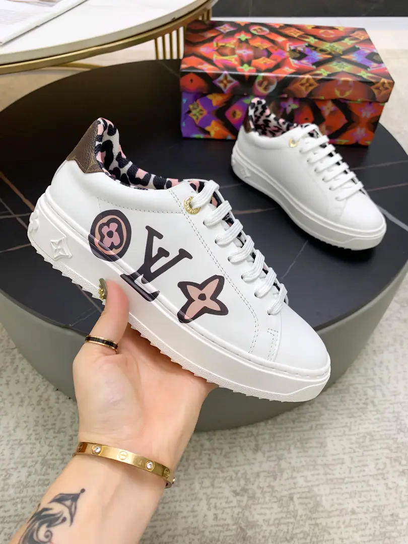 Special edition Time Out Sports shoes, A description of the skin of the calf. LV Letters and Monogram Flowers., The seals are lined with the seal.. Monogram Flowers with thick rubber outside., 35-41Code