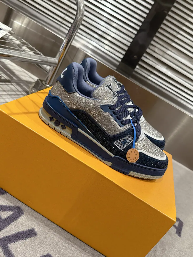 🏧𝗟𝗼𝘂𝗶𝘀𝗩𝘂𝗶𝘁𝘁𝗼𝗻Couple money.👫" LV trainerGlobal limitbulingbuling✨The top-of-the-shoe Quality of the Recreational Sports Shoes Series！ Louis Vuitton, Director of Art.Virgil Abloh The new revolutionary work that we've brought in. I want to put street style into shoe-shoe fashion., More young., Diversity. You're more personal with different socks.😍 Original custom-made cow skin.A special stamped cowboy cloth package. The luxuries of the membrane crystals can't drill. Packet process Solid sewn by locks TPUThe original is comfortable. Full package with original gift box Size35-45 [Women40.41Men45Do it.]