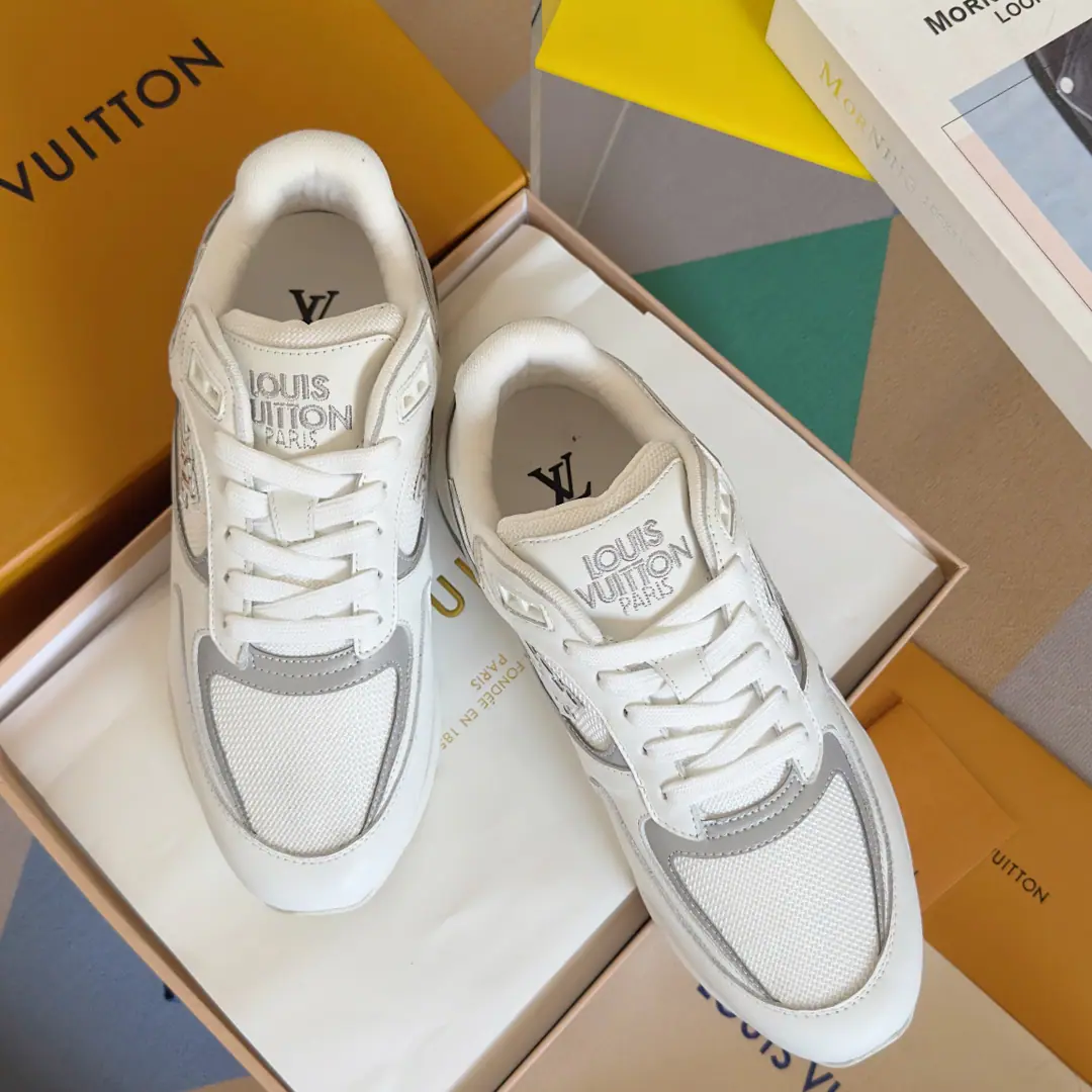Top Version: Men LVLouis Vuitton. LHome. Donkey. RUN AWAYSeries Leisure Sports shoes Original procurement development Make the goods. Paragraph Run Away Sports shoes, fit. Monogram Daningbu and the technology grid., Showing the inspiration of running shoes.. Don't get into the work detail., Embroidery LV The letters were swayed over the side with the long tail of the comet., Louis Vuitton's logo is a shoe-strap. Send a cabinet for fine packaging🛍📦 ▪️Fabulous.: Original import of head-level cattle skin+Network ▪️Uchi.: The original imported air network. ▪️Shoes under the sole.: Original OpenEVA+TPUMaterial ▪️Bottom: 4CM ▪️Size: Men39-45（Custom46/47）