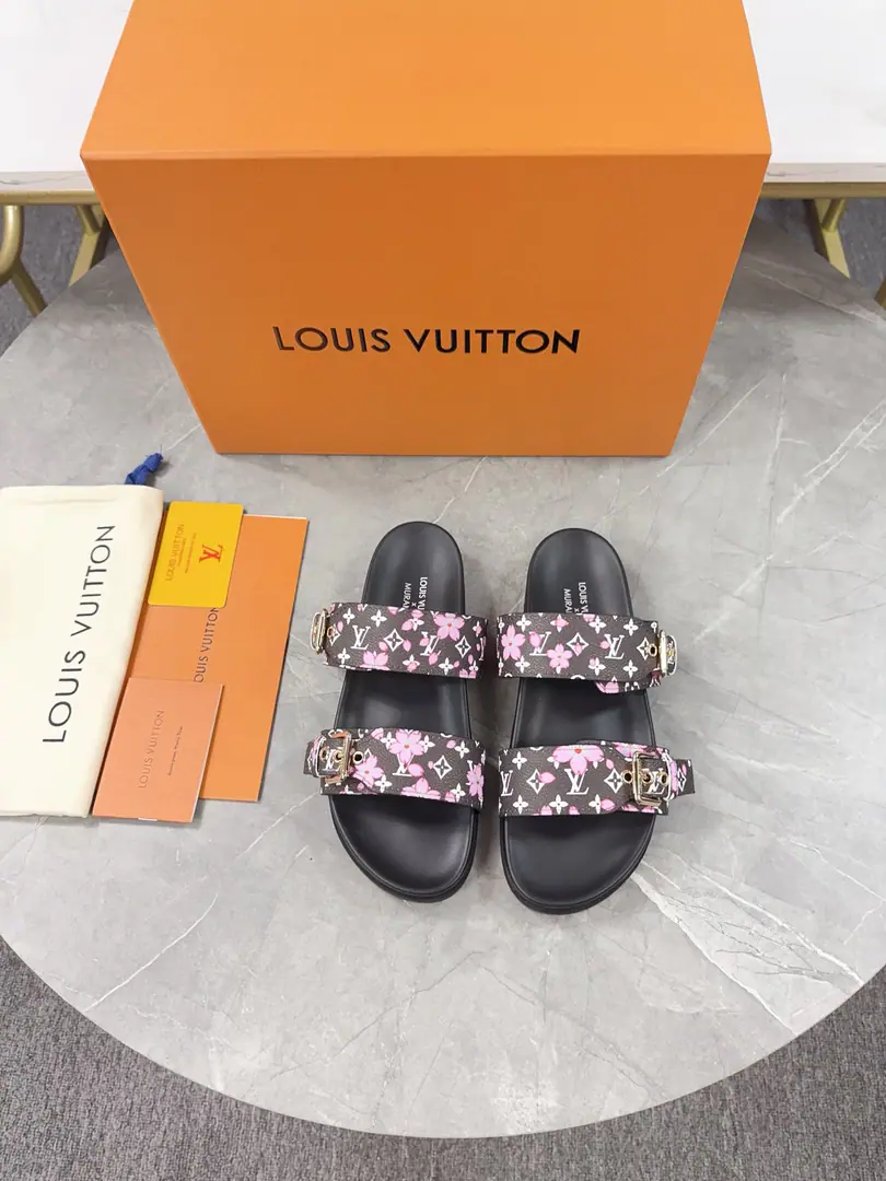 LV2025Spring and summer slippers.🌟The belt buttons can be strained. The sand is full of it. Original OpenLVMetallogoDecoration It's so fashionful and beautiful.🤳🏻Shoe-faced cow skin./Customize imported flower fabric/The original old flower leather. In the skin of the sheep. (Water table+Rubber bottom)Three layers of a combination of the bottom. 🔶Size: Women35-43Men: 38-46