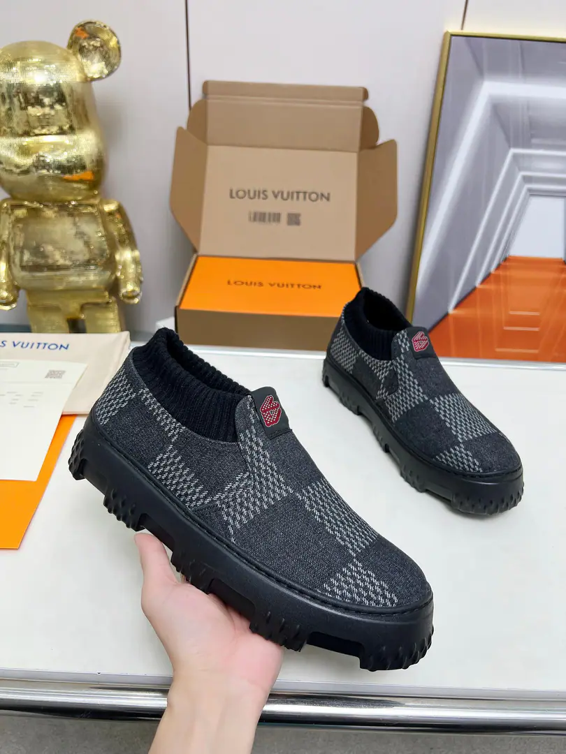 Paragraph LV Space Lander The shoes came out of the... 2024 Morning and Autumn Series, By Damier Daningbu breathes a little bit of air., And use the twigs to get rid of them.. The thick rubber surface is a bruising of the soles. Marque L. Vuitton Déposée Marking, with Damier The canvas echoes.. Damier Daningbu! Shoe-faced. LV Marking The bottom of the shoe is in the tweezers. Marque L. Vuitton Déposée Marking Italian manufacture Colours, Black, Blue Men's code number, 38-46（38*45*46Make a no-refund order.）