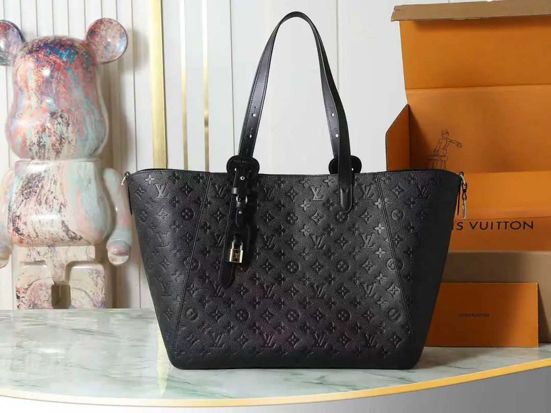 【Top First List It's so exclusive.】M25860 Black Paragraph All In One The medium handbag is designed like his name. Tote bag or Hobo Handbag. Achievement office commuter and weekend tour. Monogram Empreinte Leather is a metal-packed pair. L*Locked and marked nameplate The handle design came from the traditional hard box. A light and flexible configuration that accommodates laptops and other daily requirements. Dimensions: 56.5x30.5x17cm