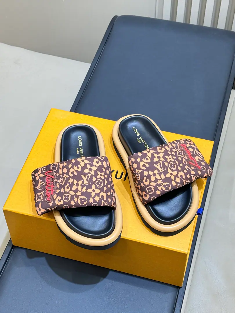 🏧𝐋𝐕 2026Top Version Bread slippers are new colours.👫Same paragraph for men and women Fly to the face of the shoe., Soft and fat., It's going to be so resilient.！ High-density bubbles on the soles of shoes, It's so light.！ It's a little sheep's skin inside.！ Female size: 35-40（40.41Do it.) Men: 39-44（45Do it.)