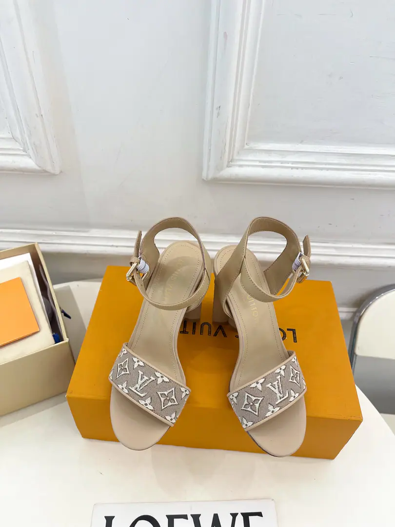 LV | Louis Vuitton. 26𝐬𝐬 🧡💚2026New Top Version⚠️Original unamended The owner of the counter is making a new payment. LVClassic♣️The clubs and the heels. New hardware.🆕 ❥BSRequisition level！It's a great sense of excellence.！A huge amount of money from domestic and international bloggers., Old and fashionable. The upper toe blew up.！The boss's push.★ ━━━━━ ЅᏇєєt ━━━━━ ▪️Shoe.: High-prescription imports of leather ▪️Uchi.: Imports of goats and goats ▪️Otsumi!: The original Italian is a big one. ▪️He's tall.: 10cm ▪️Codes: 35-39（34, 40, 41Custom without re-offer） ▪️Plant price ▪️Numbering: 2608001