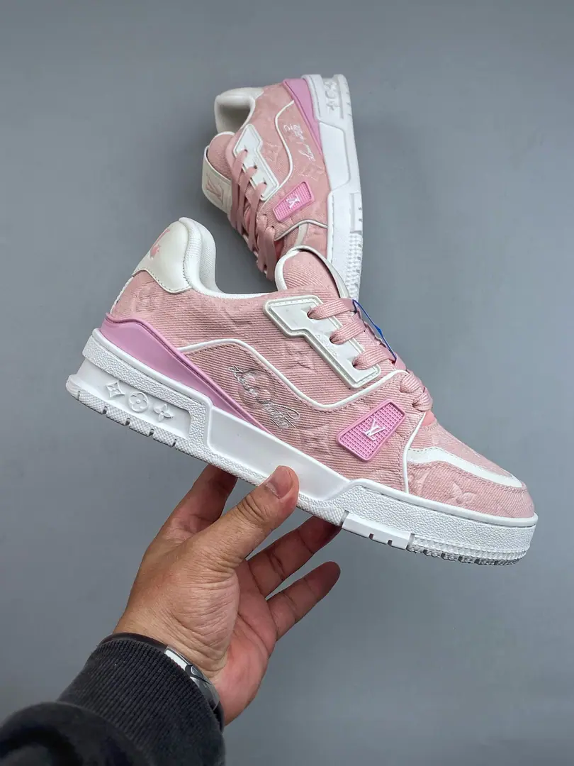 LVNew powder cowboys are one to one, and they're working hard to develop their feet. LV Trainer The sneakers are on Monogram Artificially drawn bleaching effect on the canvas surface, Combine the leather edge., LV Letter and handwritten Louis Vuitton logo. Monogram Flowers on the bottom, Back #54 The logo brand was created. 1854 Year. The canvas. Shoe belt. Identification Elements Rubber bottom suffix Monogram Flowers. Italian manufacture
