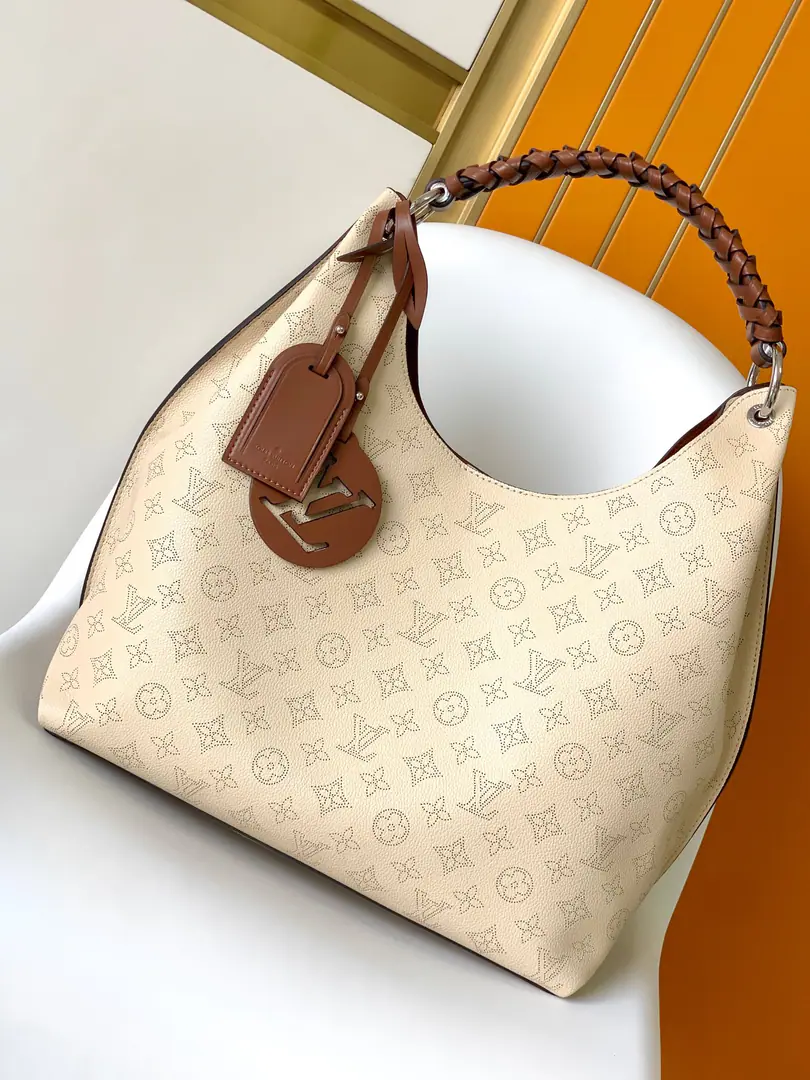 💕Top First ListM53188Four-colour spot., This package is for imported particles.TaurillonIt's made of cow skin., The contours of its fashion are so young., Full skin shawl, wrists and a lady with a double card. It's a nice slant on your shoulder., Super-size shiny, copper-locked seal., Add a forward breath.. Dimensions: 35.0 x 40.0 x 17.0 cm, 202075