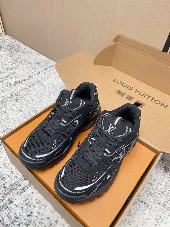 Top Version LV trainer~~New Upgrade~~Classic Return❗ Couple money., Skis., Basketball shoes., Sports shoes…… LVNew Sports Series. The reenactment.. Into the family's many classics.. Super handsome.~~ Full leather fabric., MatchLvThe badge., In the airnet., Original Base, Original shoes,, More details are perfect for the big stuff. size: 39—46（Men46Do it.）