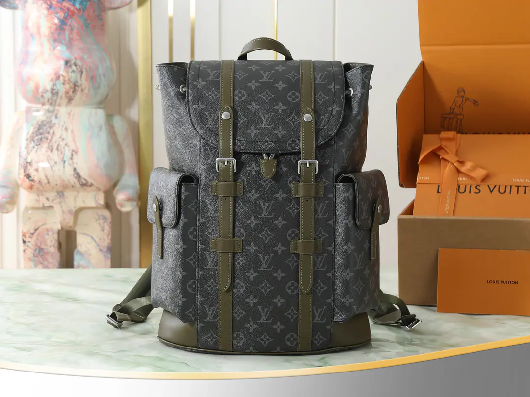 【Top First List It's so exclusive.】M28633Black flower. Green shoulder bag. CHRISTOPHER Medium double shoulder bag. Paragraph Christopher The medium double shoulder bag. Monogram Eclipse The canvas and the leather., Build a full interior space with fine fabric lined and lined bags, With a sticker bag and a zipper pocket., It's easy to accept. 16 Inches of laptops. It's thick. It's a broad outline that shows what's useful., I'll be happy with the Modon city.. 38 x 44 x 12.5 centimetres(Length x High x Kuan) DZ