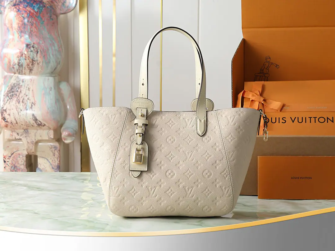 【Top First List It's so exclusive.】M29337White Full-skinned flower shopping bags. ALL IN ONE Small shoulder bag. Paragraph All In One The small handbag is expanding. All-In Volume definition for series, ♪ To be a little ♪ Hobo Handbag or open tot bag, To make things easy for you.. Monogram Empreinte Leather with a bright metal., LV Lock and nameplate show details.. Dimensions: 22 x 15 x 40 centimetres