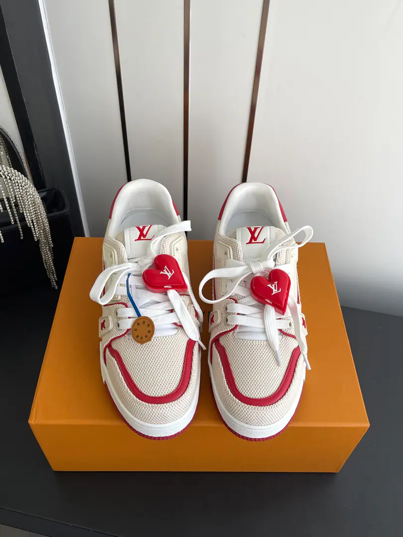 🏧[Append➕60] 𝐋𝐕 𝐓𝐫𝐚𝐢𝐧𝐞𝐫Louis Vuitton. Sports shoes Skis. Couple money. Original procurement development Make the goods. ParagraphLV Trainer The sneakers are chosen to use cattle leather to shape the face of the shoes., It takes hours of heart sewn to complete.. Classic from Virgil Abloh The hand., Showing inspiration from the ancient basketball shoes.. Fabulous.: Original customized head-level cattle skin Uchi.: The original custom-made air network. Otsumi!: Original Open-Screen Double ColourTPUGroup Bottom Codes: 35-44
