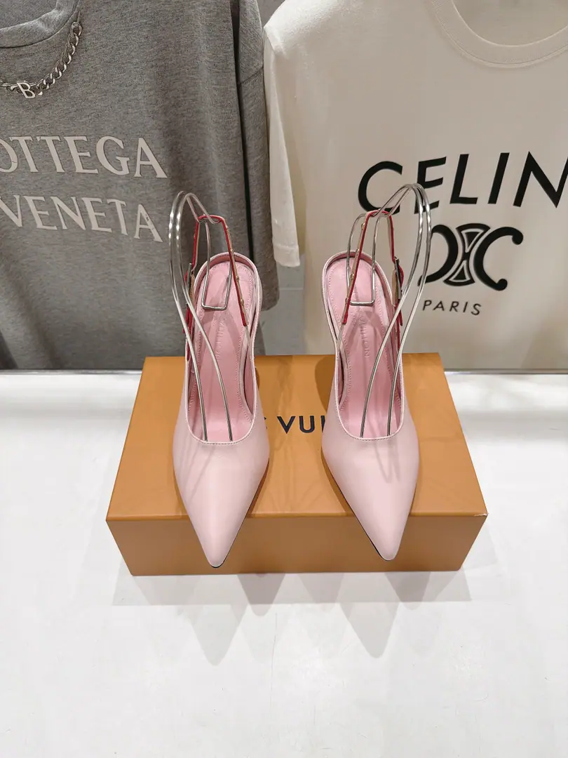 🏧𝐋𝐨𝐮𝐢𝐬 𝐕𝐮𝐢𝐭𝐭𝐨𝐧 LVThe new donkeys have high heels and sandals in the back of their head in summer. It's a little bit simple., The high-level is full., - With grace.～Nice foot., The most powerful of all.💃🏽 ✔Shoe.: Imported cattle skin ✔Uchi.: In the sheep's skin. ✔He's tall.: 9.5cm ✔Otsumi!: Italian imports are so thick. ✔Codes: 35-41 （40.41Make a reservation.）