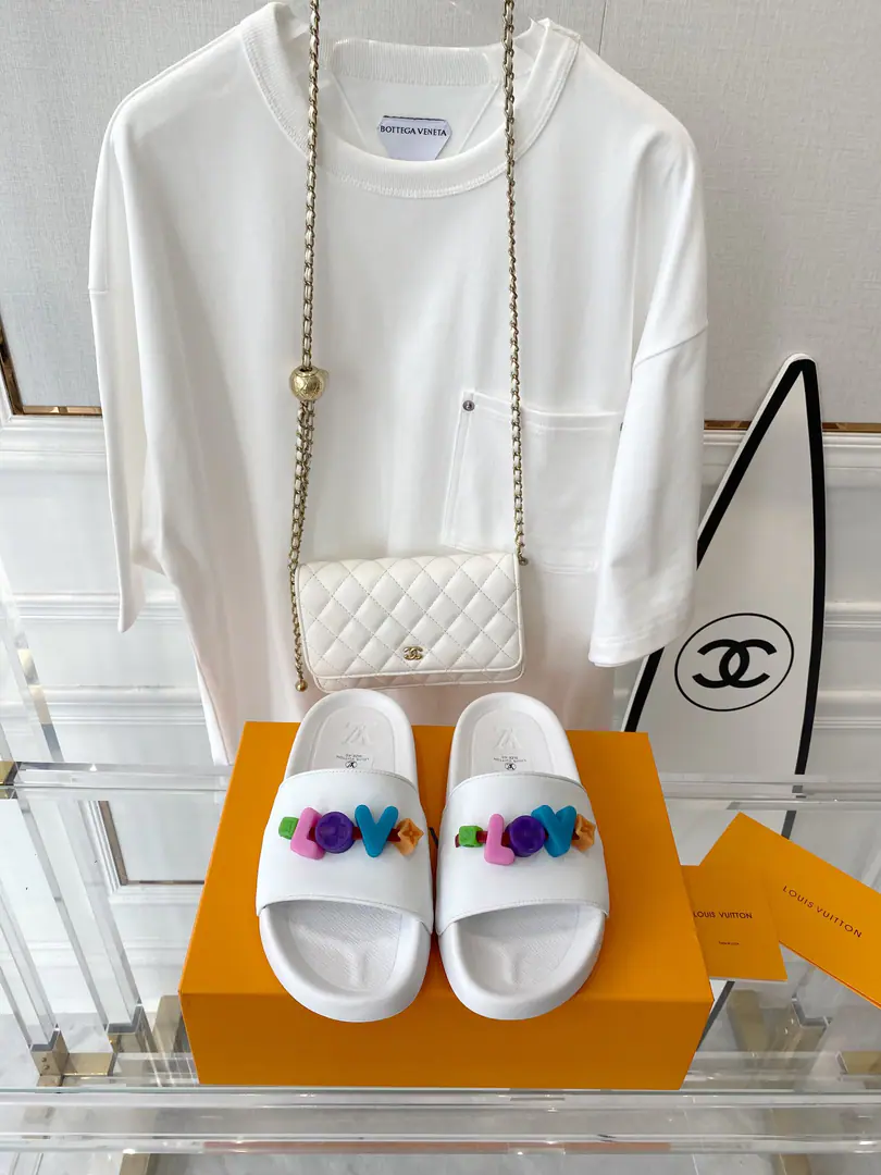 New exclusive.Lv2023ssHigh-form slippers ♻️The original development really did it.1:1 Top Version⚠️Welcome to the comparative market version.💯Code35-45