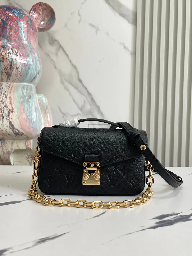 【Top First List It's so exclusive.】M46595Black Whole-Skin Mailman Pack Series Small East West Métis Handbag. LVThe mailman has a small number. East West Métis The bags are in fashion-backed bags., The flu is so rich.. The little one chooses soft.Monogram EmpreinteLeather fabric., It's a match. S-lock Locker and fashion top handle., ♪ Shining the light ♪. Different functions, Space Wide. You can take off your long shoulder belt so you can slash your shoulder or slash it.,I'm a regular companion.. Dimensions21.5x6x13.5cm