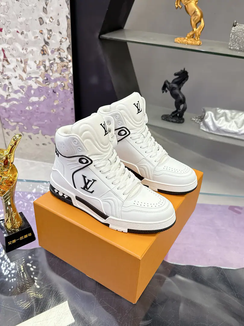 Plant Lv2025Showtime. Milanan man. Newest delivery.💗 Lv🆕TRAINER High Gang sneakers. Custom custom version Requisition process🌹 This section LHigh-band sports shoes show innovations from classic models.💎 High-end cattle.！The shoe-side process is complicated., Import of cattle and leather., PrivateTPUOtsumi!, There's a print on the outside.MonogramFlowers., This is a huge set of cards., You're handsome with your pair of foot-pants., The Gossip Girl is not a big guy., Fashionful.！😻 Size: 38-44（38.45.46Do it.）