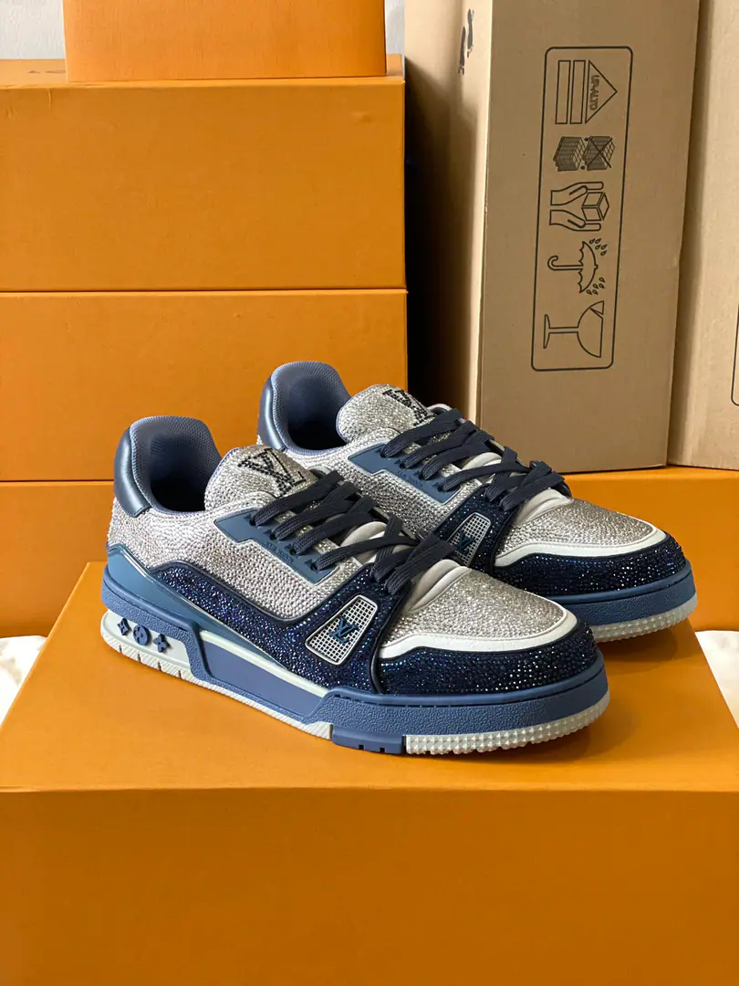 Top Version Couple money.💏 Paragraph LV Trainer The glitter of the crystals of the sneakers., To the designer.Virgil Abloh The original design of the Spring and Summer series is to be saluted.. The surface of the shoes and the rubber floors are a classic brush., Monogram Flowers dotted on it., I'm giving you inspiration from the ancient basketball shoes.. 🆚The only custom-made cow is a high-wild-lit cow counter-featuring. 🆚A private model.Vuitton Marking, Shoe straps. 🆚Customize silk slides. 🆚TPUCombine to base grinding and skating yellow ✅The original is hidden in the background.Monogram Flowers. Process: All computer needles are wired.. Shoeheads., Backset, Cold thermal process modifier. The whole set of holsters.. 35-40 39-44（45.46）