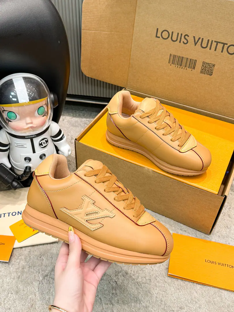 ❤️Couple money. Louis Vuiton Louis Wittenfield's joint show-off fat-ding-ass sports shoes. Gumps. High-end version This series includes a series of sports shoes from the simple style of the game to the popular sneakers. LV It's a sign of its thickness and modern beauty. The other formulas are luxuries, skins. - It's a leather and canvas. Some sneakers are designed with a sense of future. It's a function and comfort. And move on to the sports-style luxury shoes. Every detail is as it is.1:1Development Fashion original custom-made head-decked cow skin Inside, in the air network. The original shoe bottom is skating.TPUMaterial Bottom: 3CM Codes: Women35-40 （Women40I'll make sure I don't change it.） Men39-45 （Men45I'll make sure I don't change it.）