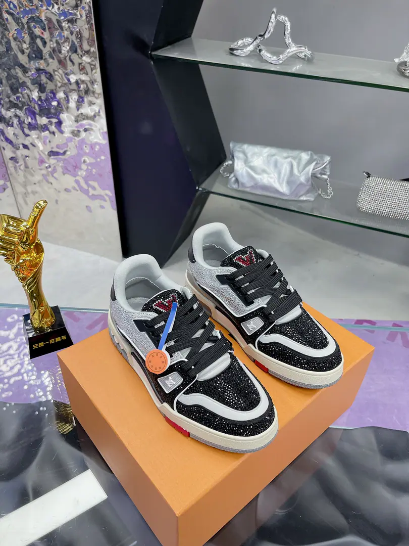 Plant LvNew Colour The drill won't drop.（Drilling.） Original development Quality out. Welcome to the comparison. ❥❥❥❥❥❥LVShoes Series LV Trainer MaxiThe sneakers bring in the loose contour of the dress series.VirgilAblohIn the pen.LVTrainerSports shoe design, The skin of the cow and the face of the skin, the fabric and the laces., And with a bunch of beads, you can see the classics.. LVLetters with shoe tongues, MonogramFlowers are outside.. Mixed Materials It's made of top-deep cow skin., Import custom-made cowboy cloth packages, Coarse shoe tie-tape design, Sideband Monogram Big stamp., Shoe tongue and back heel.”lv 54“Emblems., There's a rubber coat. Monogram Flowers., The cotton in the web., Comfortableness is as great as ever., The legacy of the good., Quality is paramount., Worth it.！ Codes: Female35-40 Men39-44（45I'll make sure I don't change it.） ♡Full package with original gift box