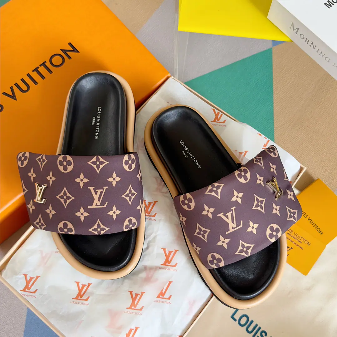 Top Version: （Scum. LV x YK I'm a co-lending man. OOL ILLOW COMFORTSeries Sun embroidery Pumpkin. Shoes. It's a flat-bed, low-tow. Original procurement development Make the goods. Louis Vuitton and Kudo are together again., Read the Japanese artist from the theme of the series of faces. 2009 ♪ Starts ♪《My Eternal Soul》I'm a creative thinker of the series., Here. LV x YK ool illow Comfort The flat-bed drag is a lot of embroidery., Dot Monogram The cones cut out the broads.. The mating is a good way to improve comfort., The magic sticker is easy., A light micro-material from the outside Send a cabinet for fine packaging🛍📦 ▪️ Fabulous.: Original CustomiselvLayout+Embroidery ▪️ Uchi.: Imports of soft sheep skins ▪️ Shoes under the sole.: Original open-form bubble material ▪️ Bottom: 4CM ▪️ Size: Female35-41 / Men38-44