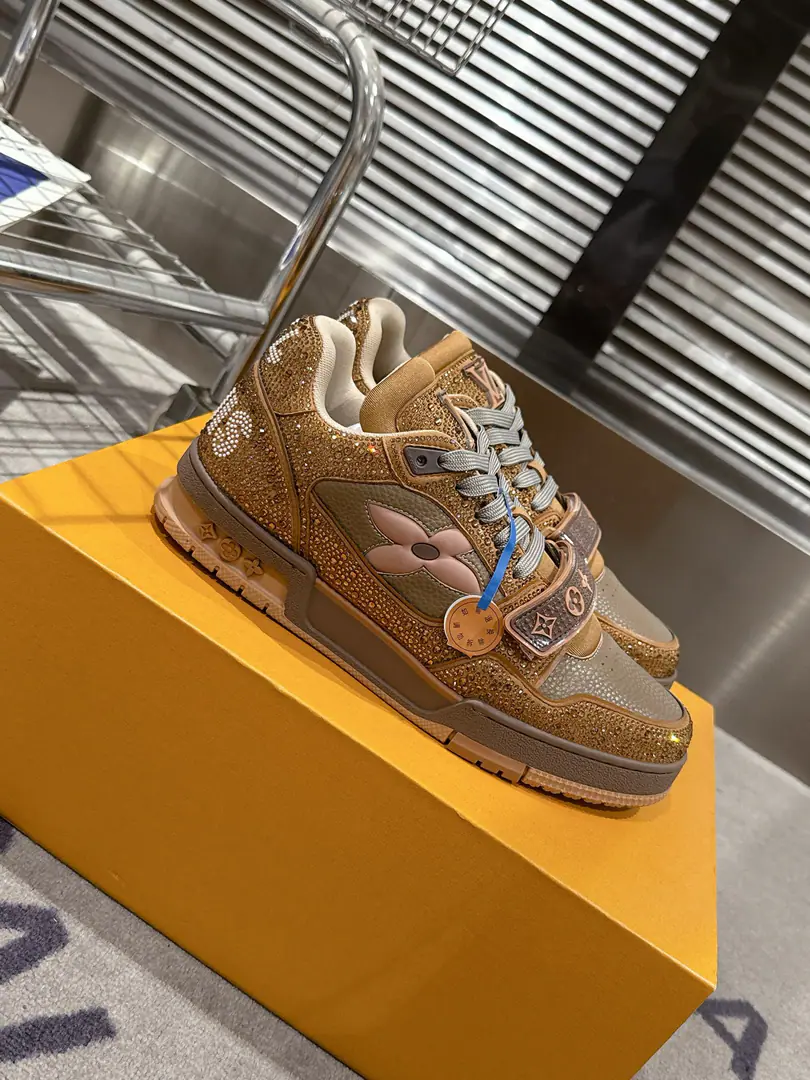 🏧𝗟𝗼𝘂𝗶𝘀𝗩𝘂𝗶𝘁𝘁𝗼𝗻Couple money.👫" LV trainerGlobal limitbulingbuling✨The top-of-the-shoe Quality of the Recreational Sports Shoes Series！ Louis Vuitton, Director of Art.Virgil Abloh The new revolutionary work that we've brought in. I want to put street style into shoe-shoe fashion., More young., Diversity. You're more personal with different socks.😍 Original custom-made cow skin.A special stamped cowboy cloth package. The luxuries of the membrane crystals can't drill. Packet process Solid sewn by locks TPUThe original is comfortable. Full package with original gift box Size35-45 [Women40.41Men45Do it.]