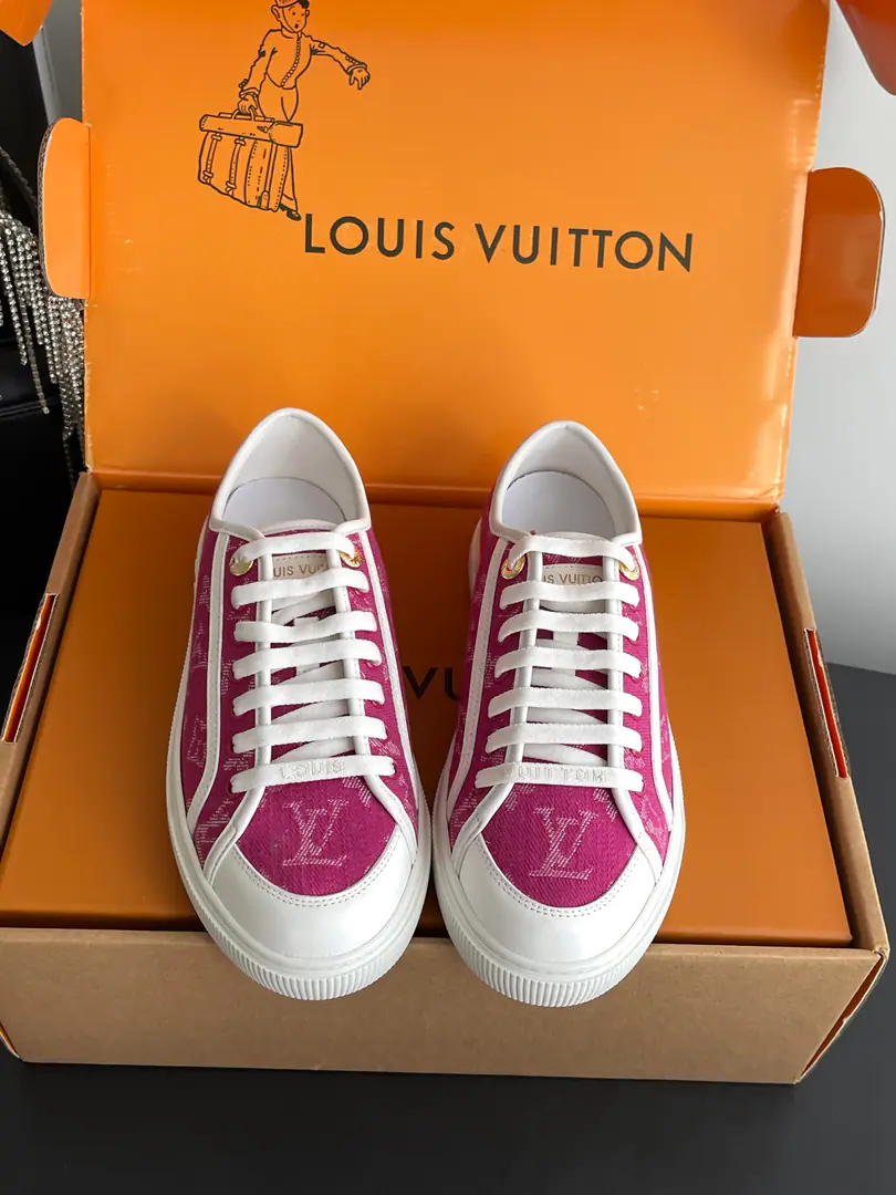 🏧𝐋𝐕Louis Vuitton. Latest Leisure and sports skateboarding A sea of youth. The upper foot is very old. The upper foot is comfortable. The color is very young. Shoes are for the soles.LVThe gold stuff is in the hole. Make the whole shoe work. Special electric marks on the shoe.logo Designed and super-famous and elegant.. Shoes are custom-made for cowboy cloth.+In the cow's skin.+Original version to open Codes: 35-39（40 41Do it.）
