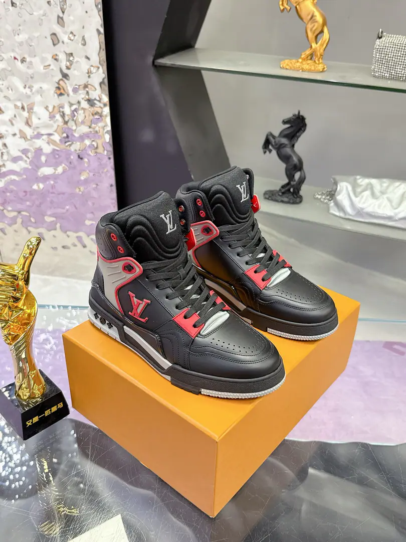 Plant Lv2025Showtime. Milanan man. Newest delivery.💗 Lv🆕TRAINER High Gang sneakers. Custom custom version Requisition process🌹 This section LHigh-band sports shoes show innovations from classic models.💎 High-end cattle.！The shoe-side process is complicated., Import of cattle and leather., PrivateTPUOtsumi!, There's a print on the outside.MonogramFlowers., This is a huge set of cards., You're handsome with your pair of foot-pants., The Gossip Girl is not a big guy., Fashionful.！😻 Size: 38-44（38.45.46Do it.）