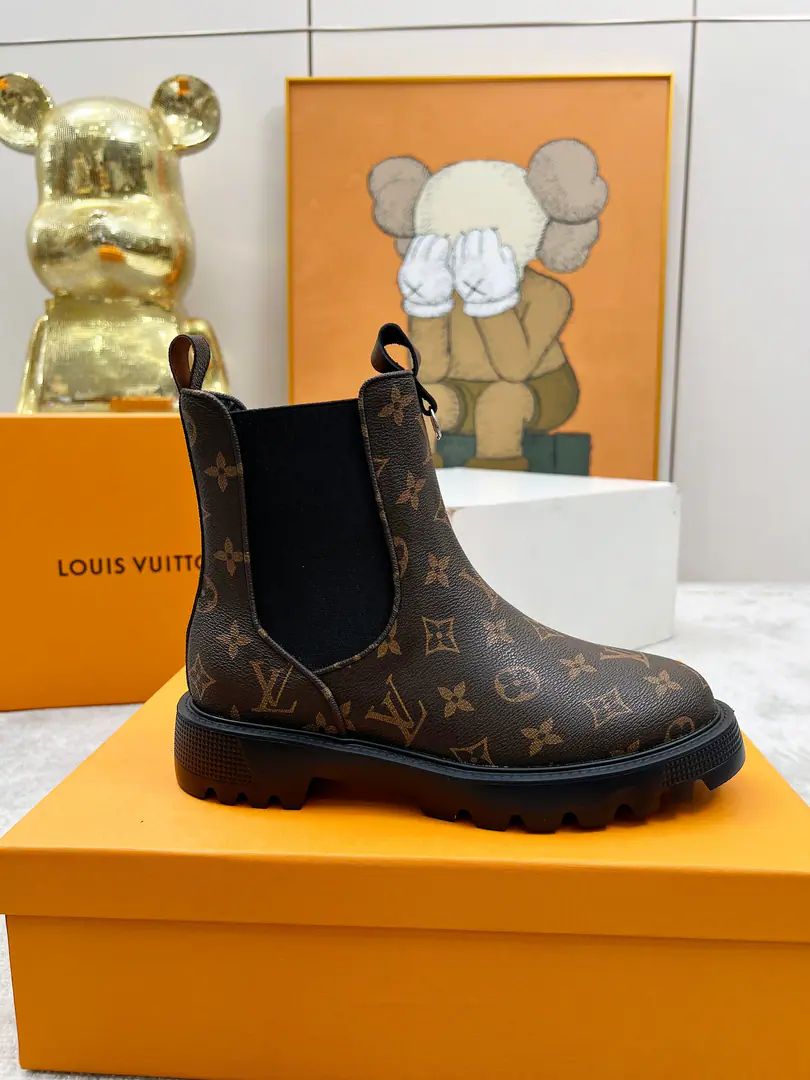 LOUS VUITON 🔥🔥🔥️ Louisville.2026The official network's latest booty., Official Network💯Original one to one.. LV Beaubourg Use calf skin to present Chelsea-style shoes., A pair of light and thick., More. Monogram The canvas is swollen and the sutures are slashed and sewn separately., A smart performance of a soft and tender zillion.. It's a comfort., A nice, fancy, fashion boots with a hundred feet on them.. Shoe.: Full-feather cow skin.. Inside, put your feet on the inside.: Lamb skin.. Colours: Black/Curry 35to40Code, (414243The code is fixed.) Plant value Welcome to the boss's order.！