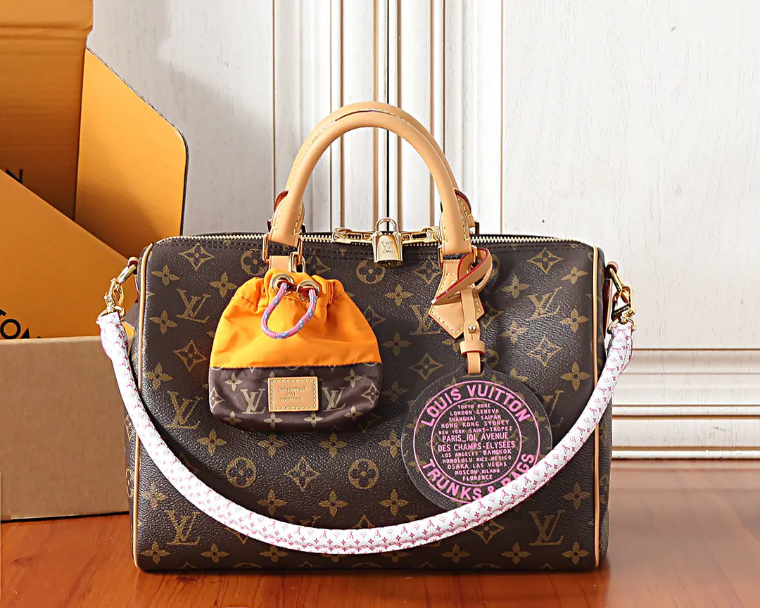 【 C01Dynamic chip】Top First List, Development of the original✨‼️Paris À Vélo The series is new in sports style. Speedy Soft 30 Handbag.. "Into the body" Monogram The canvas., I'm sorry. Nanogram The stamp can be removed. Toron Shoulder belt.. Fun design with a circle-dismantling wall., To Louis Vuitton's travel tradition., And also, you can remove the nylon bag., The ocean is full of energy.. I'm gonna need more room inside to take care of myself., You can also install flatboard computers. Monogram A swab of canvas, a leather and fabriced fabric lined up with a metal piece, a pair of zippers, a zipper bag, a bag of bagging, a rounded up wall, and a piece of paper. 9 Inch tablet computers, 6.7 Inches of smartphones, Headphones, Zippy The wallet., Books, Keys., Sunglasses and lipstick all around.: Disableable, Unreconciled！！Model:M27512. Dimensions:30x21x17CM