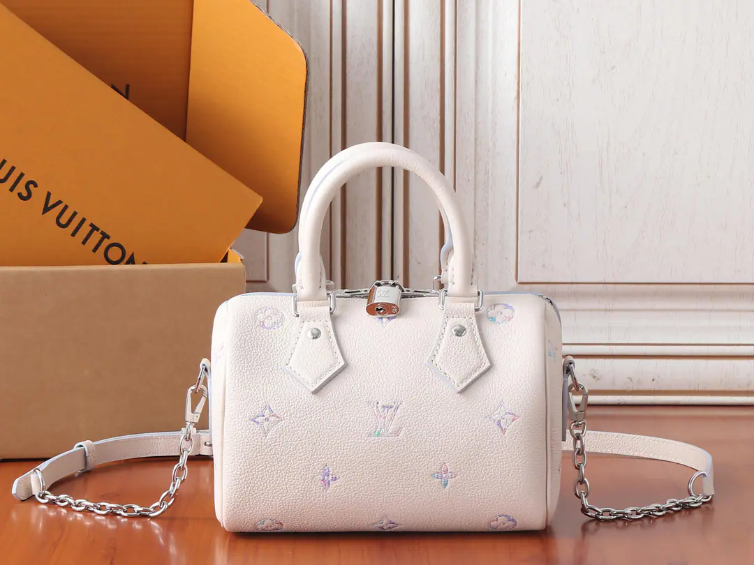 【 C01Dynamic chip】Top First List, Development of the original M2A ✨‼️Classic Speedy Bandoulière 20 ♪ The handbags are fresh season colors ♪, ♪ So new to Louis Weddon ♪ Link Pattern, Shows soft and gradient effect. Monogram Empreinte Leather with metal, I.D. locks and keys., The straps can be removed with a little chain detail.. The insides are easy to collect small items.. 20.5 x 13.5 x 12CM (Length x High x Kuan) Link Quartz Marking Skins of the oxen. The leather side of the cow. Microfibre liner Metal - We're going to pull the chain., It's got a lock and a key. Inline bag - You can take smartphones., Headphones, Short wallets and keys. Shoulder belt.: Disableable, Adjustable Half a band.: 49.0 centimetres Half a length of the belt can be moved.: 54.0 centimetres Hand handle.: Hand handle.