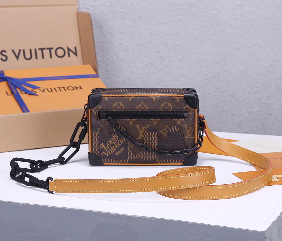 Top First List✨‼️Original development, All steel hardware.👏👏 Mini Soft Trunk The chain wraps the canvass to the surface. Damier Ebene Pattern, Box design and reinforced refraction brand box transmission, The hindsight chain adds to the tide.. You can carry it with you.. Giant Damier Ebene The fabric of the coated canvas is tied to a skin of a fat chain and a zipper of a bag., Regable shoulder belt！！Model:N60394. Dimensions:18.5x13x8CM
