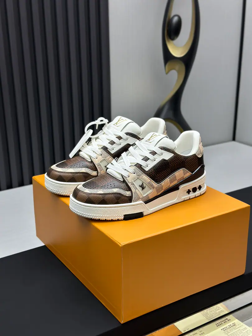 The factory is selling it. Top Version LV-Louis Vuitton.-A classic show. Empty glue process·Original1: 1Develop Rematch！！The upper foot is very comfortable. Luxury materials, - I'm doing a little work., The bottom print is European English letters. The shoe face is combed by Italian imported cow skin., The side of the side is branded.LOGOSigns and signatures, The latest emulsion pad.➕The netted inside., I'm so comfortable with my feet.. Original factory-specific double colourTPUGroup Bottom. Packet process Solid sewn by locks Fabulous.:Uniquely customised head-deck skin. Parts:A private model.Vuitton Marking Uchi.:Customize silk slides.-In the top silk cow. Otsumi!:TPUCombine heavy ground grinding and skating yellow Foot.:New emulsion pads.-The veil is sweaty. Pool process:All computer needles are wired. Shoeheads. Backset Cold thermal mode. Full pull-out. Medium down.logoStripes Box packing -Shoe belt. Certificate Card Notes Accreditation Dustproof bags The best wrapper on the net. Female35-40Men38-46（38/46Make a no-refund order.！