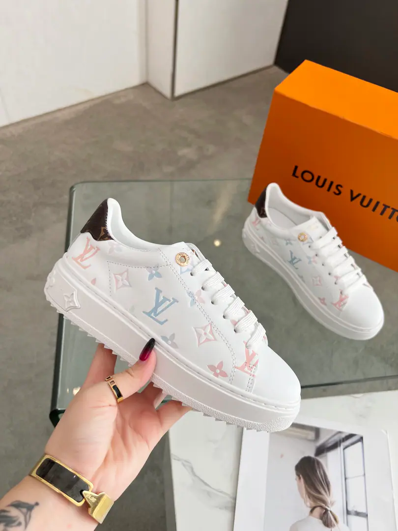 LVWhite shoes. New paragraph.！Synchronise update of the network Limitation Time Out The sneakers are classics of cattle leather. Monogram Pattern, "In a soft design, the 7th of July is celebrated.". Behind the shoes. Monogram The canvas and the glossy eye are marked with details., I'm gonna put a thicker up the tide.. Size: 35-41, 42You can make a reservation..Men38-45